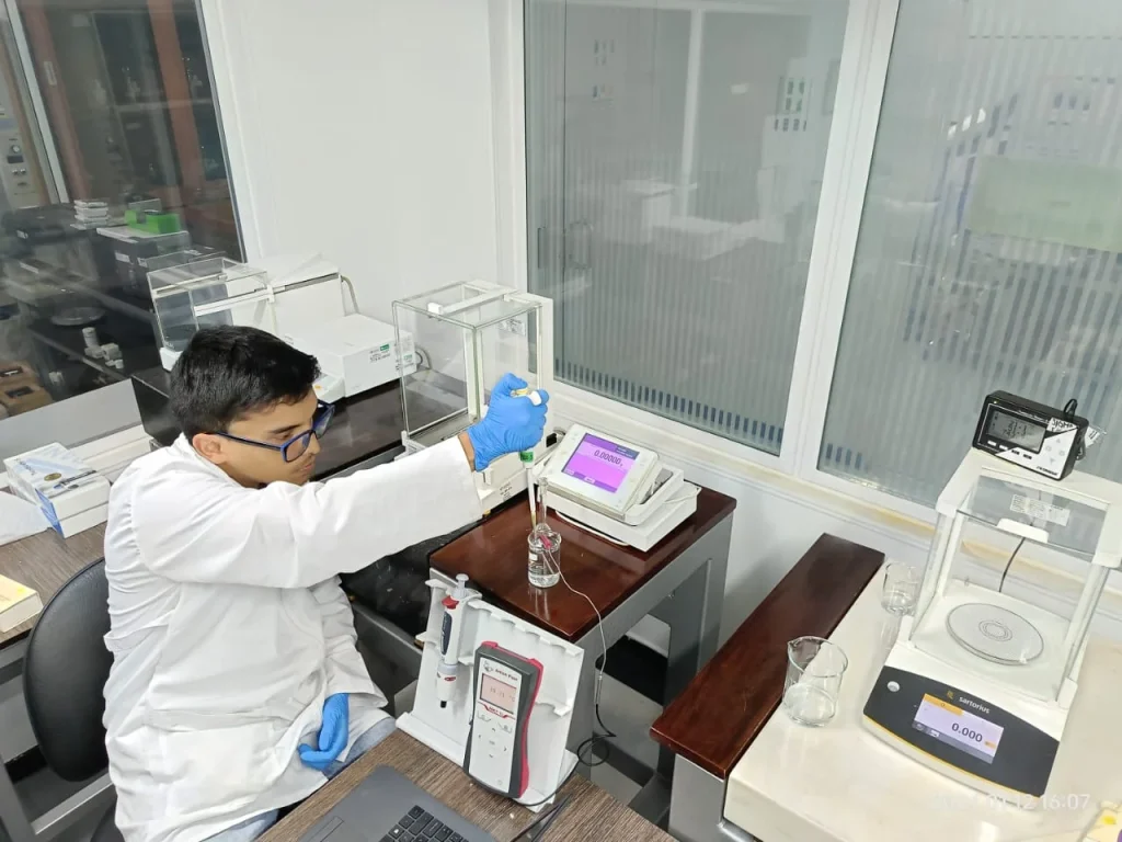 Experto realizando métodos de calibración en laboratorio