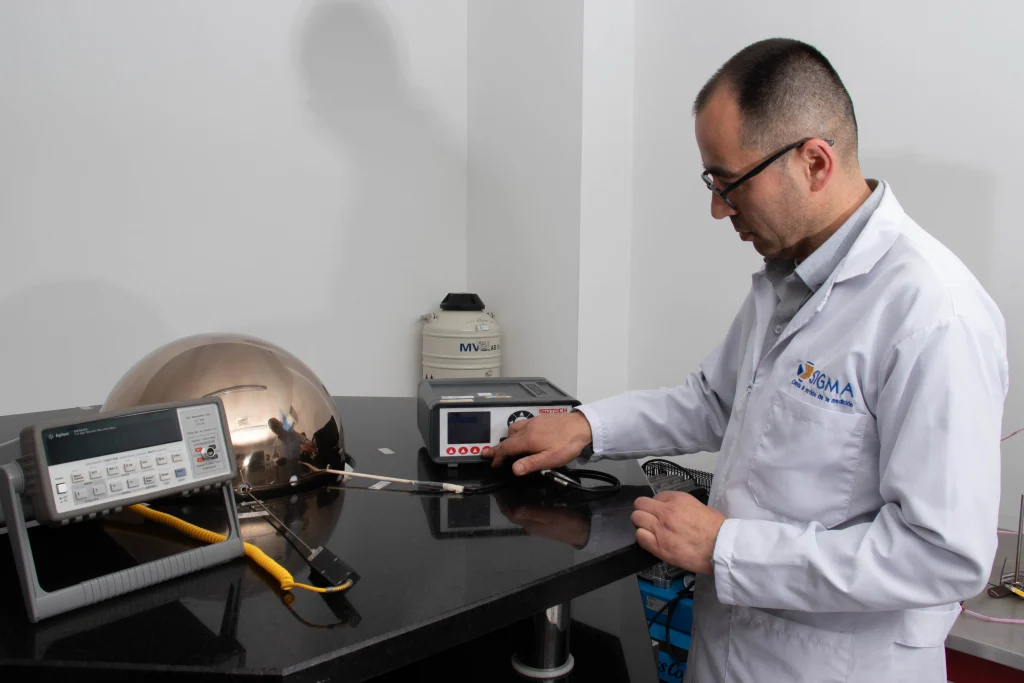 Maestro realiza pruebas de métodos de calibración en laboratorios