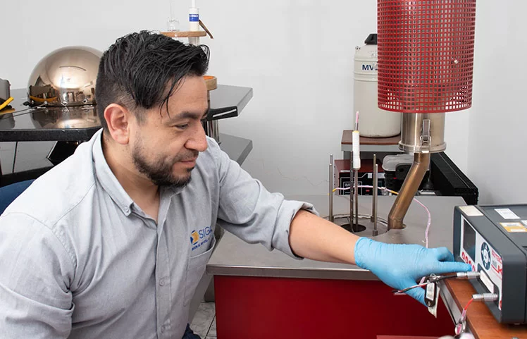 Hombre verificando tempreratura para calibrar equipos de medicion
